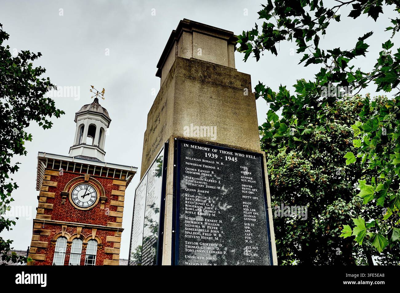 Monument aux morts de Lytham et horloge du centre-ville, Royaume-Uni Banque D'Images