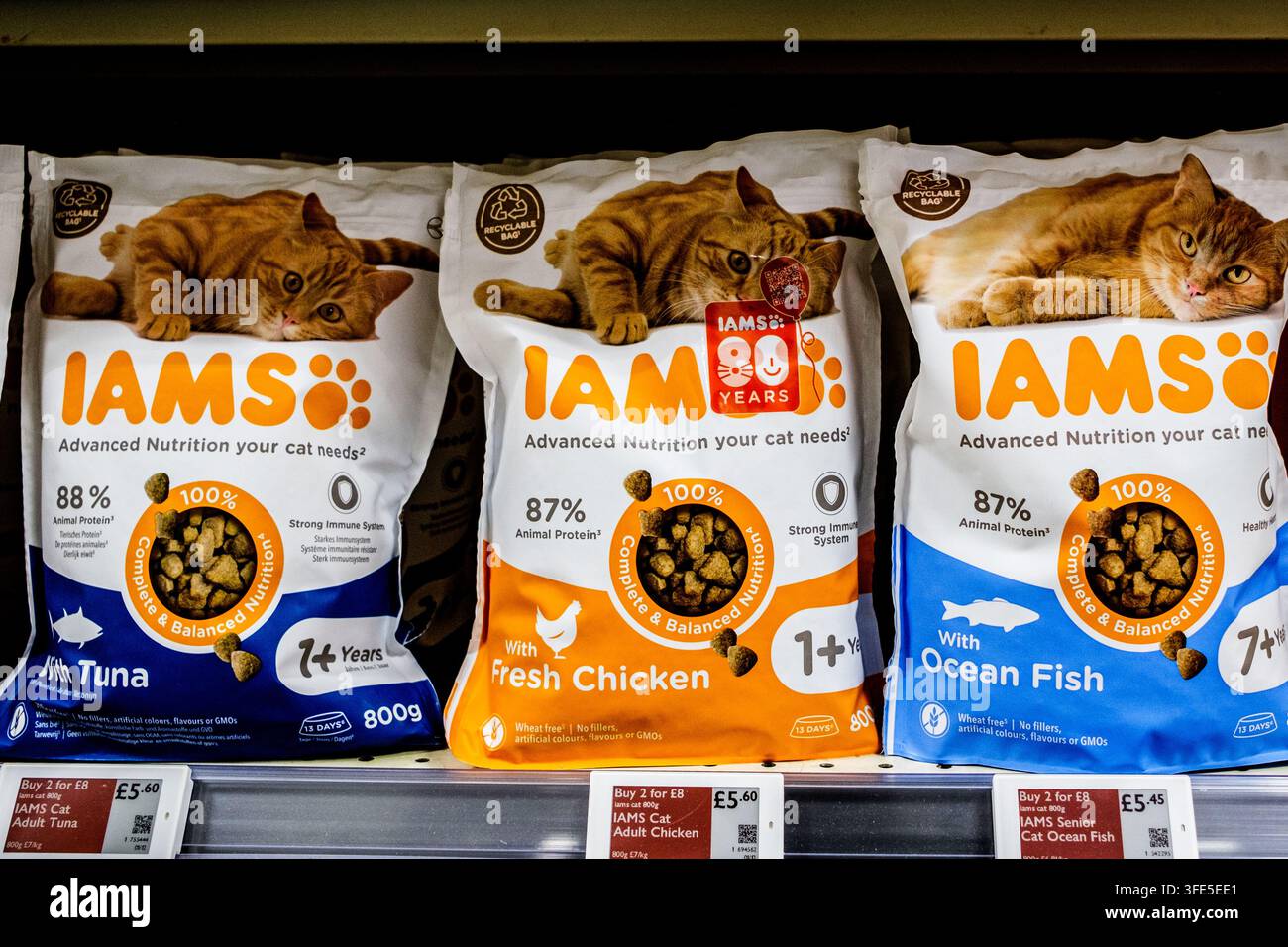 Londres, Royaume-Uni, 30 août 2026, gros plan d’un produit montrant des sacs de nourriture pour chat IAMS au thon, au poulet et aux poissons d’océan avec étiquettes de prix dans un supermarché Waitrose Banque D'Images