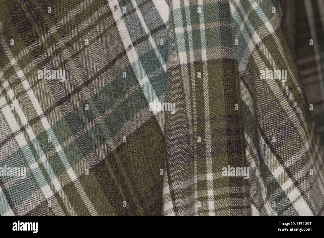 Motif écossais marron et vert avec plis et plis dans le design de vêtements à carreaux. Banque D'Images