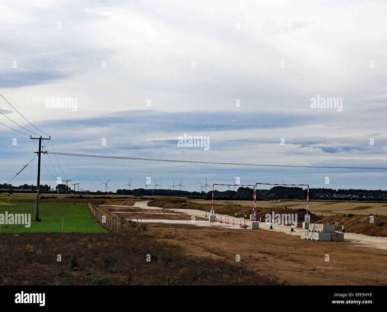 L’une des routes de construction le long de l’itinéraire du projet EGL 2 pour l’installation de câbles électriques haute capacité passe au-dessus des Wolds en direction de Kelk Banque D'Images