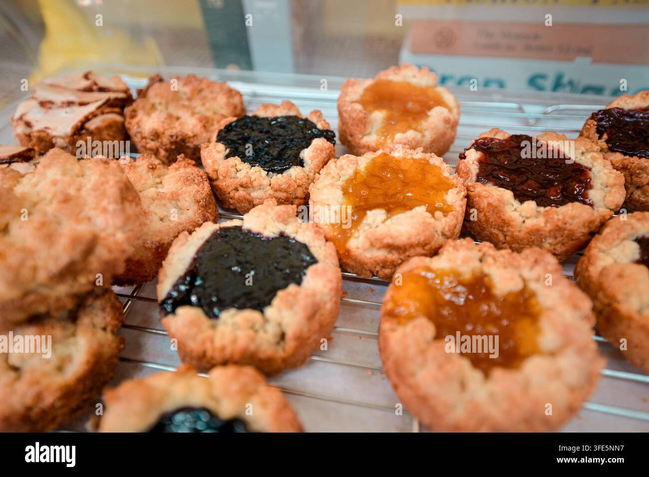 Grossissement de tartes et pâtisseries coréennes variées refroidissant sur une grille dans une boulangerie en Corée. Banque D'Images