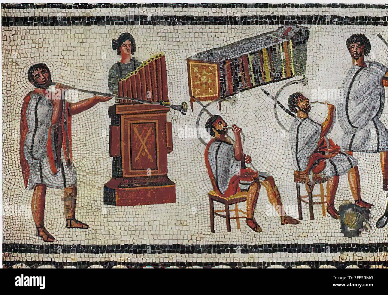 8339. Mosaïque romaine datant du IIe siècle apr. J.-C. représentant des musiciens. De gauche à droite : jouant de la tuba, une hydraulis (orgue à eau) et deux cornua Banque D'Images