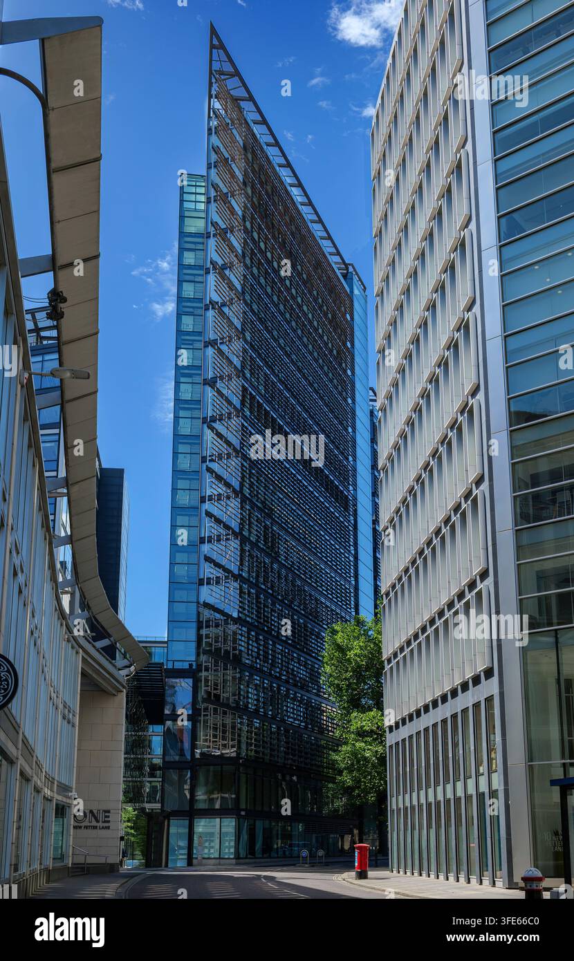 Londres - 07 24 2022 : Bâtiment de forme triangulaire dans New Fetter Lane. Architecture de bureau contemporaine mettant en vedette de grands bâtiments en verre et en acier. Centrale s Banque D'Images