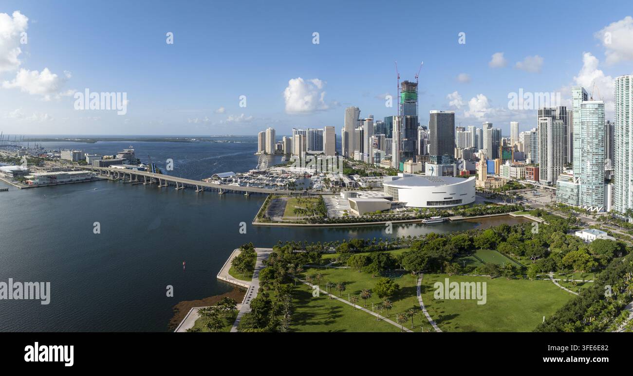 Vue aérienne de la skyline du centre-ville de Miami, mettant en vedette des gratte-ciel modernes, le Kaseya Center et le pont MacArthur Causeway sur la baie de Biscayne à Mia Banque D'Images