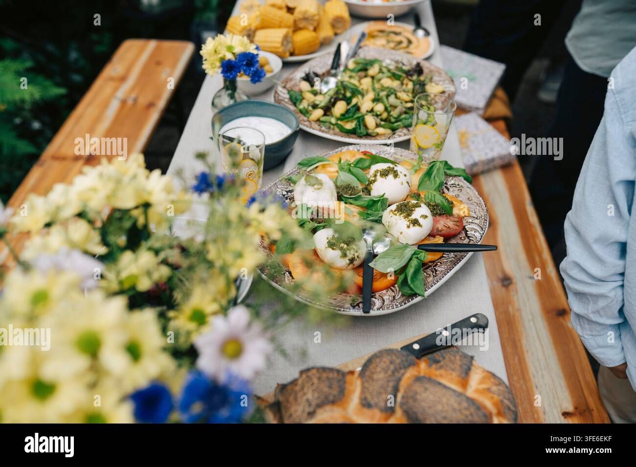 Vue à angle élevé d'une délicieuse salade caprese servie sur la table à manger dans le jardin Banque D'Images
