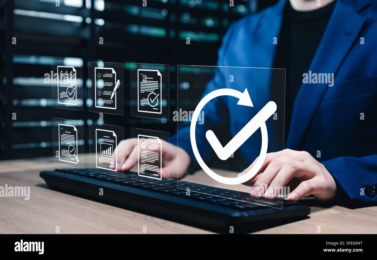 Concept de processus d'approbation de documents et d'assurance qualité. Femme d'affaires travaillant sur un ordinateur avec des icônes de révision de documents et de coche Banque D'Images