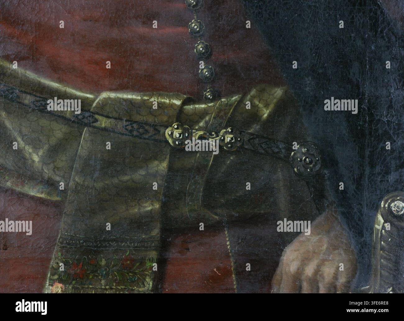 Une vue rapprochée montre la main et la taille d'une figure dans une peinture vintage alors qu'un restaurateur travaille sur des tâches de restauration à l'aide d'outils Banque D'Images