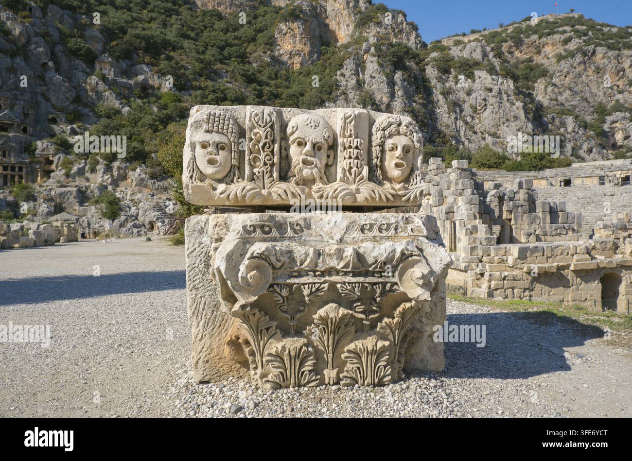 Fragment d'une décoration en marbre avec un relief de masque tragique. Théâtre antique en ruine à Myra, une ancienne ville de Turquie. Fragment en gros plan Banque D'Images