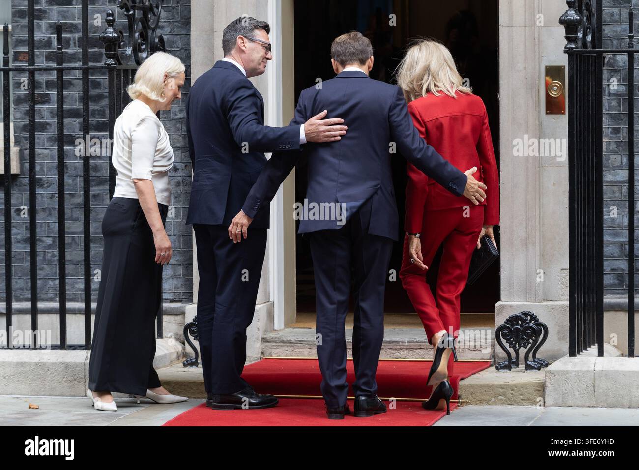 Londres, Royaume-Uni. 03 sep, 2026. (de gauche à droite), Marie-France van Heel et le Premier ministre britannique, Andy Burnham entrent dans le 10 Downing Street avec le président français Emmanuel Macron et la Première dame de France Brigitte Macron Le Premier ministre Andy Burnham et sa femme, Marie-France van Heel, accueillent le président français Emmanuel Macron et la Première dame de France Brigitte Macron devant le 10 Downing Street (Photo de Phil Lewis/SOPA Images/Sipa USA) Credit: Sipa USA/Alamy Live News Banque D'Images