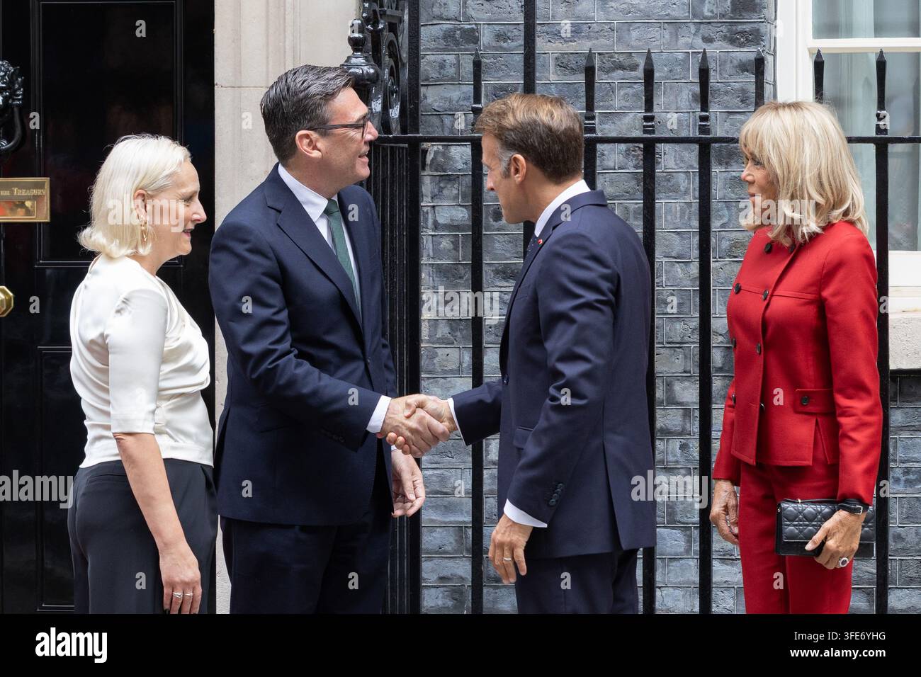 Londres, Royaume-Uni. 03 sep, 2026. (de gauche à droite), Marie-France van Heel et le Premier ministre britannique, Andy Burnham, accueillent le président français Emmanuel Macron et la Première dame de France Brigitte Macron devant 10 Downing Street Le Premier ministre Andy Burnham et sa femme, Marie-France van Heel, accueillent le président français Emmanuel Macron et la Première dame de France Brigitte Macron devant 10 Downing Street (Photo de Phil Lewis/SOPA Images/Sipa USA) Credit: Sipa USA/Alamy Live News Banque D'Images