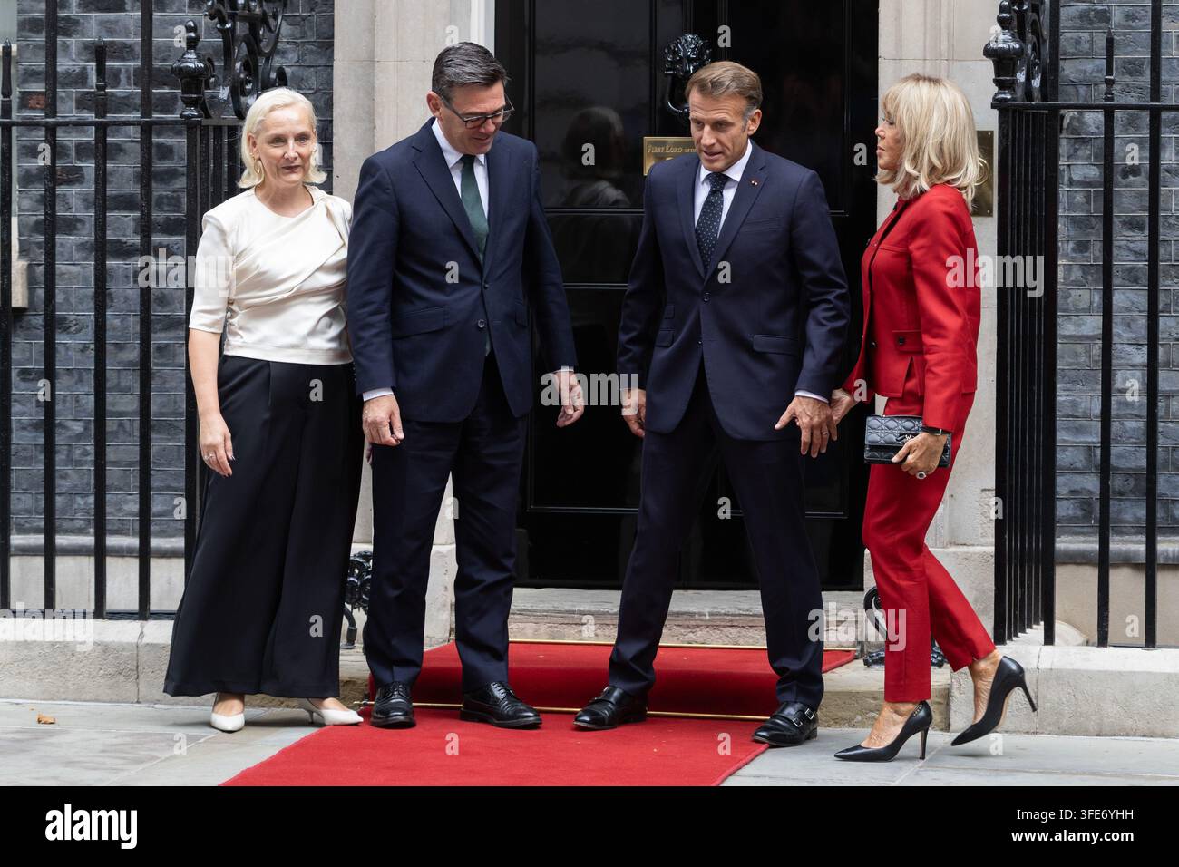 Londres, Royaume-Uni. 03 sep, 2026. (de gauche à droite), Marie-France van Heel et le Premier ministre britannique, Andy Burnham, posent avec le président français Emmanuel Macron et la Première dame de France Brigitte Macron devant 10 Downing Street Le Premier ministre Andy Burnham et sa femme, Marie-France van Heel, accueillent le président français Emmanuel Macron et la Première dame de France Brigitte Macron devant 10 Downing Street (Photo de Phil Lewis/SOPA Images/Sipa USA) Credit: Sipa USA/Alamy Live News Banque D'Images