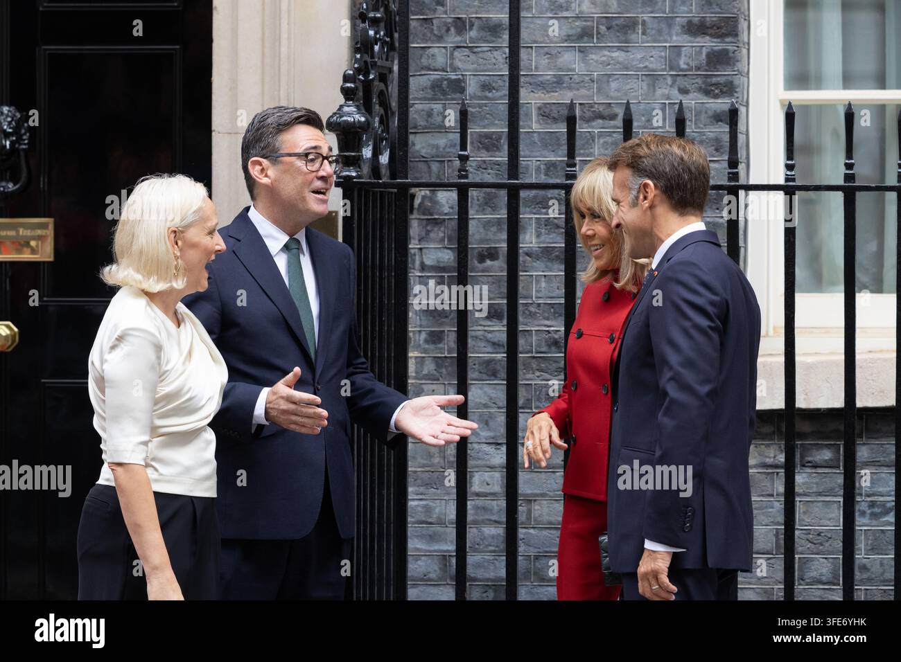 Londres, Royaume-Uni. 03 sep, 2026. (de gauche à droite), Marie-France van Heel et le Premier ministre britannique, Andy Burnham, accueillent le président français Emmanuel Macron et la Première dame de France Brigitte Macron devant 10 Downing Street Le Premier ministre Andy Burnham et sa femme, Marie-France van Heel, accueillent le président français Emmanuel Macron et la Première dame de France Brigitte Macron devant 10 Downing Street (Photo de Phil Lewis/SOPA Images/Sipa USA) Credit: Sipa USA/Alamy Live News Banque D'Images