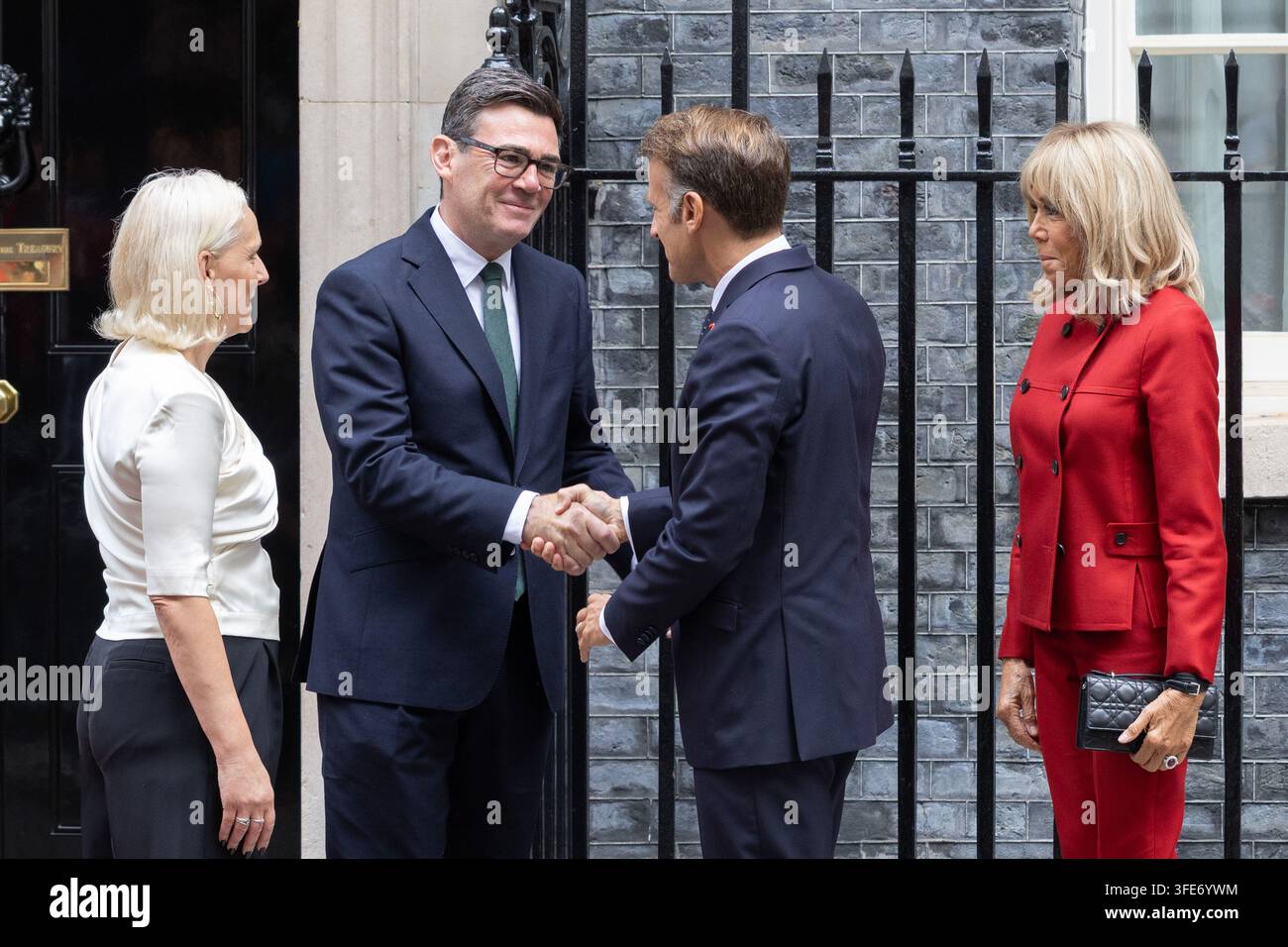 Londres, Royaume-Uni. 03 sep, 2026. (de gauche à droite), Marie-France van Heel et le Premier ministre britannique, Andy Burnham, accueillent le président français Emmanuel Macron et la Première dame de France Brigitte Macron devant 10 Downing Street Le Premier ministre Andy Burnham et sa femme, Marie-France van Heel, accueillent le président français Emmanuel Macron et la Première dame de France Brigitte Macron devant 10 Downing Street (Photo de Phil Lewis/SOPA Images/Sipa USA) Credit: Sipa USA/Alamy Live News Banque D'Images