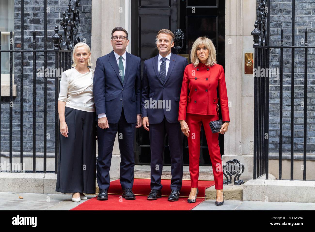Londres, Royaume-Uni. 03 sep, 2026. (de gauche à droite), Marie-France van Heel et le Premier ministre britannique, Andy Burnham, posent avec le président français Emmanuel Macron et la Première dame de France Brigitte Macron devant 10 Downing Street Le Premier ministre Andy Burnham et sa femme, Marie-France van Heel, accueillent le président français Emmanuel Macron et la Première dame de France Brigitte Macron devant 10 Downing Street (Photo de Phil Lewis/SOPA Images/Sipa USA) Credit: Sipa USA/Alamy Live News Banque D'Images