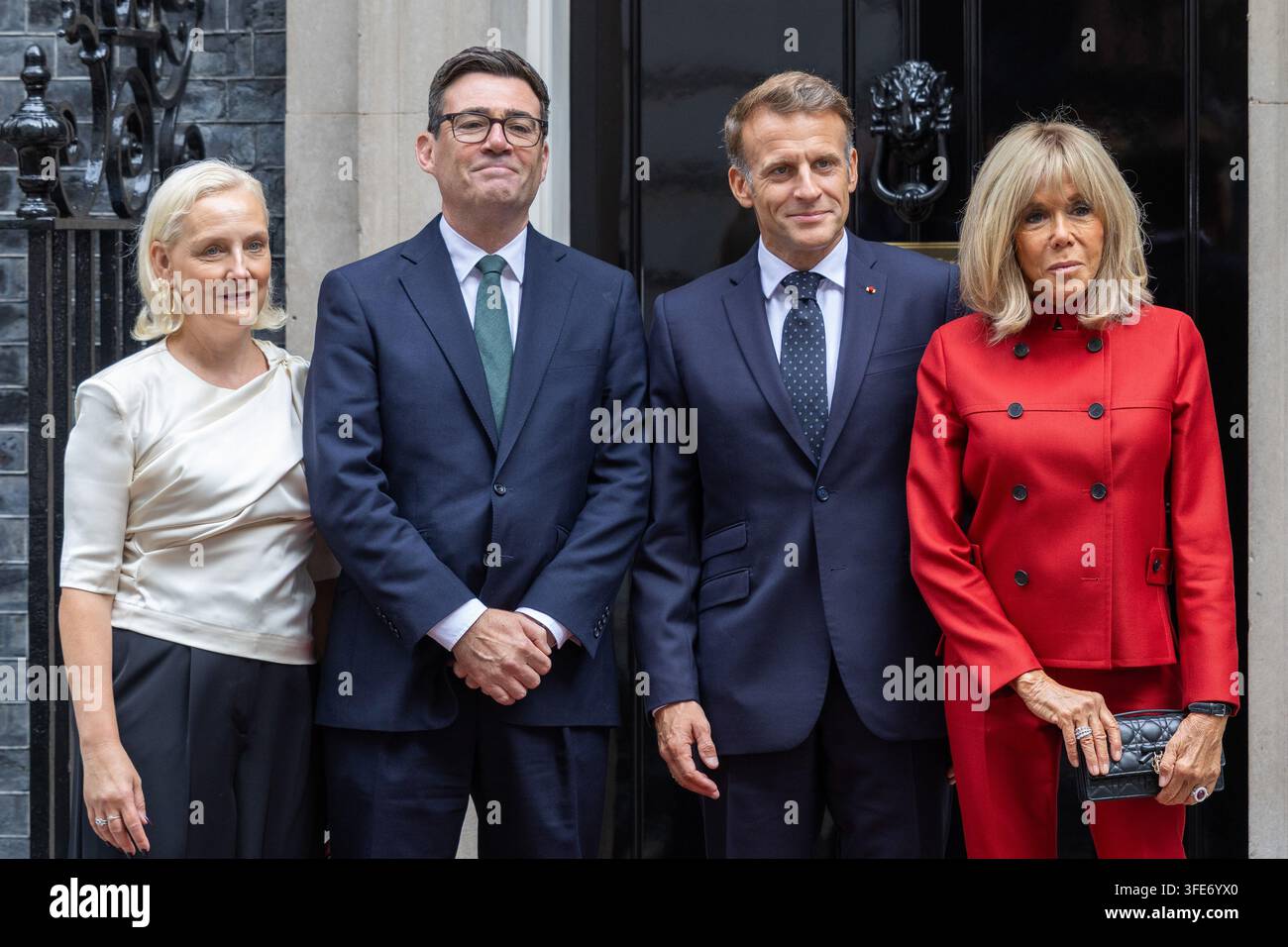 Londres, Royaume-Uni. 03 sep, 2026. (de gauche à droite), Marie-France van Heel et le Premier ministre britannique, Andy Burnham, posent avec le président français Emmanuel Macron et la Première dame de France Brigitte Macron devant 10 Downing Street Le Premier ministre Andy Burnham et sa femme, Marie-France van Heel, accueillent le président français Emmanuel Macron et la Première dame de France Brigitte Macron devant 10 Downing Street (Photo de Phil Lewis/SOPA Images/Sipa USA) Credit: Sipa USA/Alamy Live News Banque D'Images
