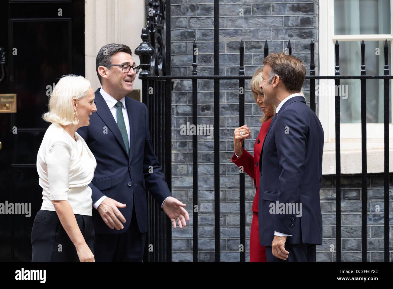 Londres, Royaume-Uni. 03 sep, 2026. (de gauche à droite), Marie-France van Heel et le Premier ministre britannique, Andy Burnham, accueillent le président français Emmanuel Macron et la Première dame de France Brigitte Macron devant 10 Downing Street Le Premier ministre Andy Burnham et sa femme, Marie-France van Heel, accueillent le président français Emmanuel Macron et la Première dame de France Brigitte Macron devant 10 Downing Street (Photo de Phil Lewis/SOPA Images/Sipa USA) Credit: Sipa USA/Alamy Live News Banque D'Images