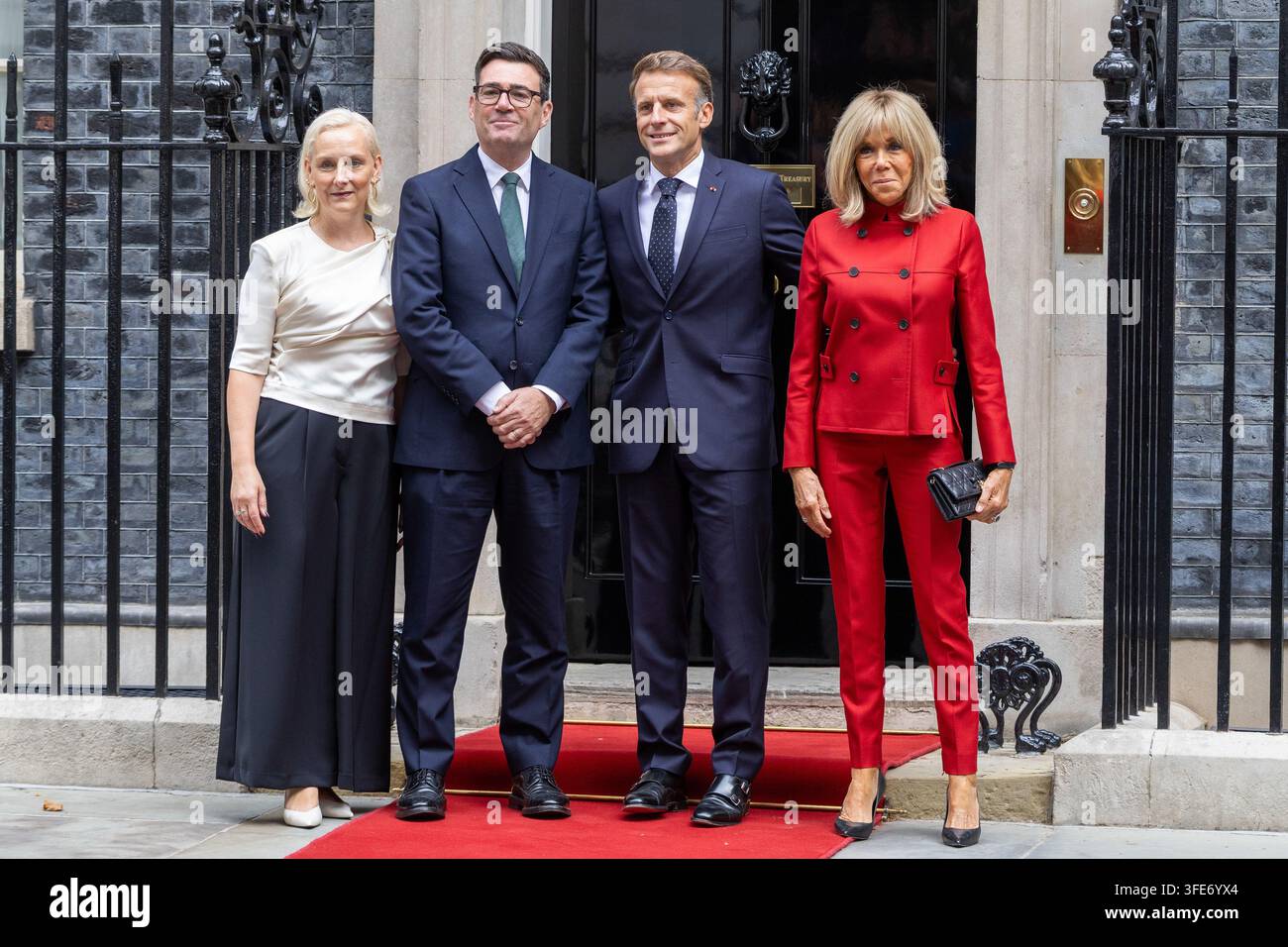 Londres, Royaume-Uni. 03 sep, 2026. (de gauche à droite), Marie-France van Heel et le Premier ministre britannique, Andy Burnham, posent avec le président français Emmanuel Macron et la Première dame de France Brigitte Macron devant 10 Downing Street Le Premier ministre Andy Burnham et sa femme, Marie-France van Heel, accueillent le président français Emmanuel Macron et la Première dame de France Brigitte Macron devant 10 Downing Street (Photo de Phil Lewis/SOPA Images/Sipa USA) Credit: Sipa USA/Alamy Live News Banque D'Images