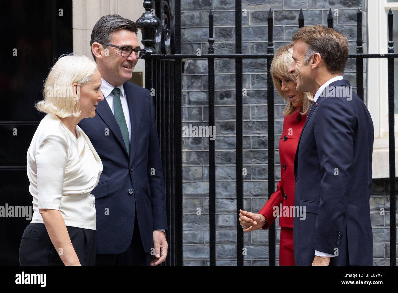 Londres, Royaume-Uni. 03 sep, 2026. (de gauche à droite), Marie-France van Heel et le Premier ministre britannique, Andy Burnham, accueillent le président français Emmanuel Macron et la Première dame de France Brigitte Macron devant 10 Downing Street Le Premier ministre Andy Burnham et sa femme, Marie-France van Heel, accueillent le président français Emmanuel Macron et la Première dame de France Brigitte Macron devant 10 Downing Street (Photo de Phil Lewis/SOPA Images/Sipa USA) Credit: Sipa USA/Alamy Live News Banque D'Images