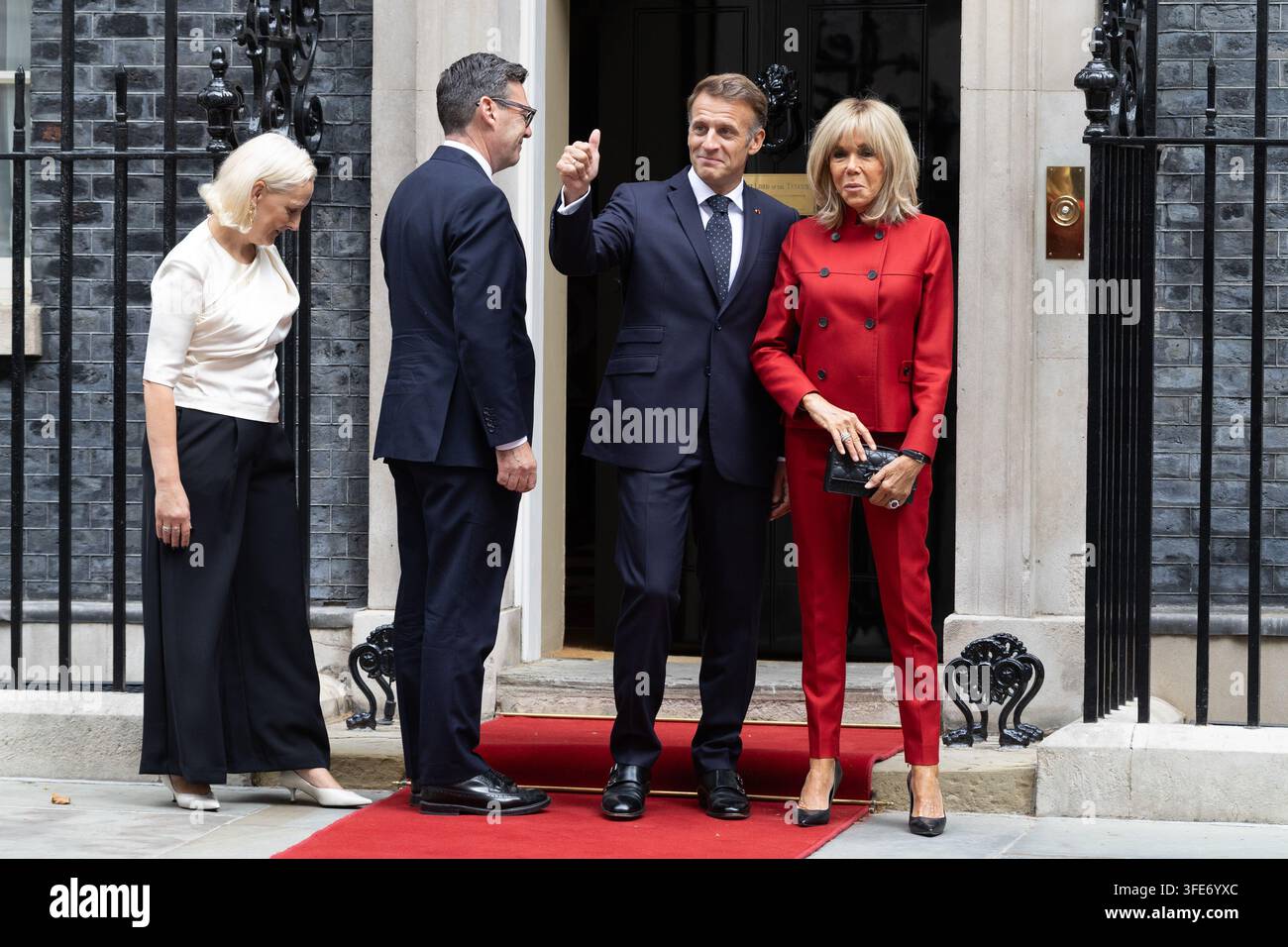 Londres, Royaume-Uni. 03 sep, 2026. (de gauche à droite), Marie-France van Heel et le Premier ministre britannique, Andy Burnham, posent avec le président français Emmanuel Macron et la Première dame de France Brigitte Macron devant 10 Downing Street Le Premier ministre Andy Burnham et sa femme, Marie-France van Heel, accueillent le président français Emmanuel Macron et la Première dame de France Brigitte Macron devant 10 Downing Street (Photo de Phil Lewis/SOPA Images/Sipa USA) Credit: Sipa USA/Alamy Live News Banque D'Images