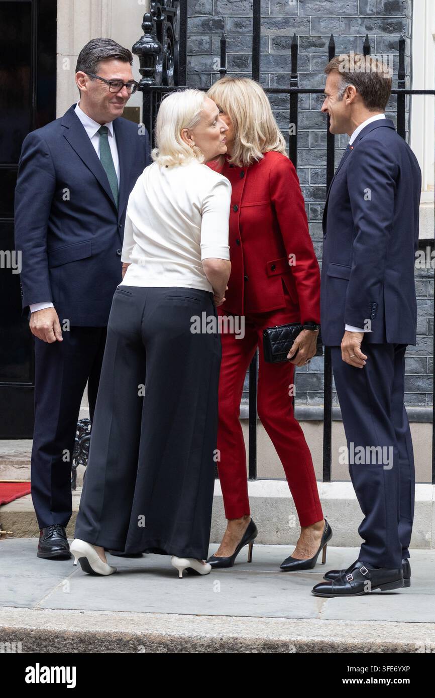 Londres, Royaume-Uni. 03 sep, 2026. (de gauche à droite), Marie-France van Heel et le Premier ministre britannique, Andy Burnham, accueillent le président français Emmanuel Macron et la Première dame de France Brigitte Macron devant 10 Downing Street Le Premier ministre Andy Burnham et sa femme, Marie-France van Heel, accueillent le président français Emmanuel Macron et la Première dame de France Brigitte Macron devant 10 Downing Street (Photo de Phil Lewis/SOPA Images/Sipa USA) Credit: Sipa USA/Alamy Live News Banque D'Images