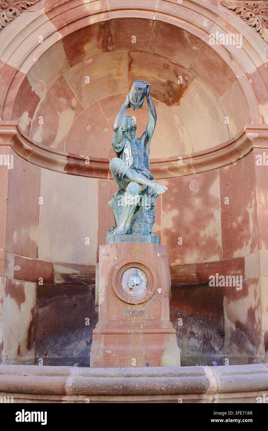 Fontaine du Petit Vigneron, fontaine avec statue en bronze du vigneron Le Petit Vigneron, une œuvre d’Auguste Bartholdi, Colmar, Haut-Rhin, Alsace Banque D'Images