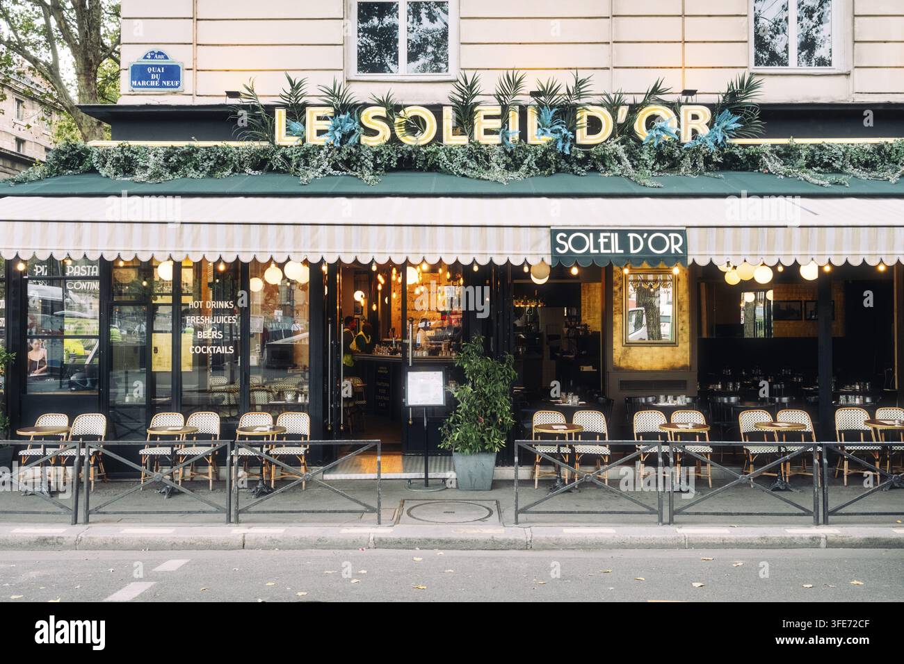 Vue de rue de la façade d'entrée, restauration extérieure au restaurant Le Soleil d'Or avec une terrasse extérieure dans un style typique de café de rue français Banque D'Images