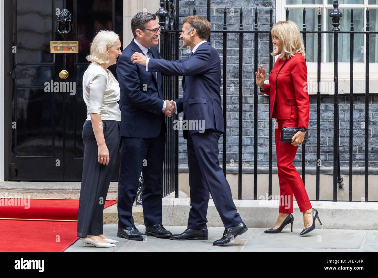 Londres, Royaume-Uni. 03 sep, 2026. (de gauche à droite), Marie-France van Heel et le Premier ministre britannique, Andy Burnham, accueillent le président français Emmanuel Macron et la Première dame de France Brigitte Macron devant 10 Downing Street Le Premier ministre Andy Burnham et sa femme, Marie-France van Heel, accueillent le président français Emmanuel Macron et la Première dame de France Brigitte Macron devant 10 Downing Street (Photo de Phil Lewis/SOPA Images/Sipa USA) Credit: Sipa USA/Alamy Live News Banque D'Images