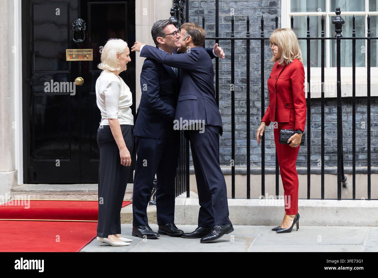 Londres, Royaume-Uni. 03 sep, 2026. (de gauche à droite), Marie-France van Heel et le Premier ministre britannique, Andy Burnham, accueillent le président français Emmanuel Macron et la Première dame de France Brigitte Macron devant 10 Downing Street Le Premier ministre Andy Burnham et sa femme, Marie-France van Heel, accueillent le président français Emmanuel Macron et la Première dame de France Brigitte Macron devant 10 Downing Street (Photo de Phil Lewis/SOPA Images/Sipa USA) Credit: Sipa USA/Alamy Live News Banque D'Images