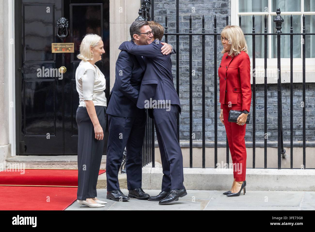 Londres, Royaume-Uni. 03 sep, 2026. (de gauche à droite), Marie-France van Heel et le Premier ministre britannique, Andy Burnham, accueillent le président français Emmanuel Macron et la Première dame de France Brigitte Macron devant 10 Downing Street Le Premier ministre Andy Burnham et sa femme, Marie-France van Heel, accueillent le président français Emmanuel Macron et la Première dame de France Brigitte Macron devant 10 Downing Street (Photo de Phil Lewis/SOPA Images/Sipa USA) Credit: Sipa USA/Alamy Live News Banque D'Images