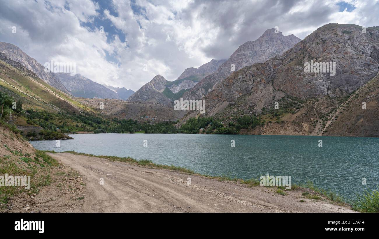 Vue paysage d'été atmosphérique du lac Marguzor dans la région des Sept Lacs, également connue sous le nom de Haft Kul, sous un ciel couvert, montagnes du Fann, Sughd, Tadjikistan Banque D'Images