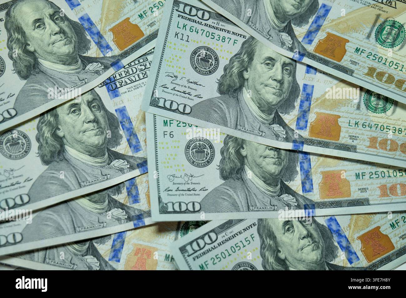 tas de cent billets de banque américains désordonné en texture Banque D'Images