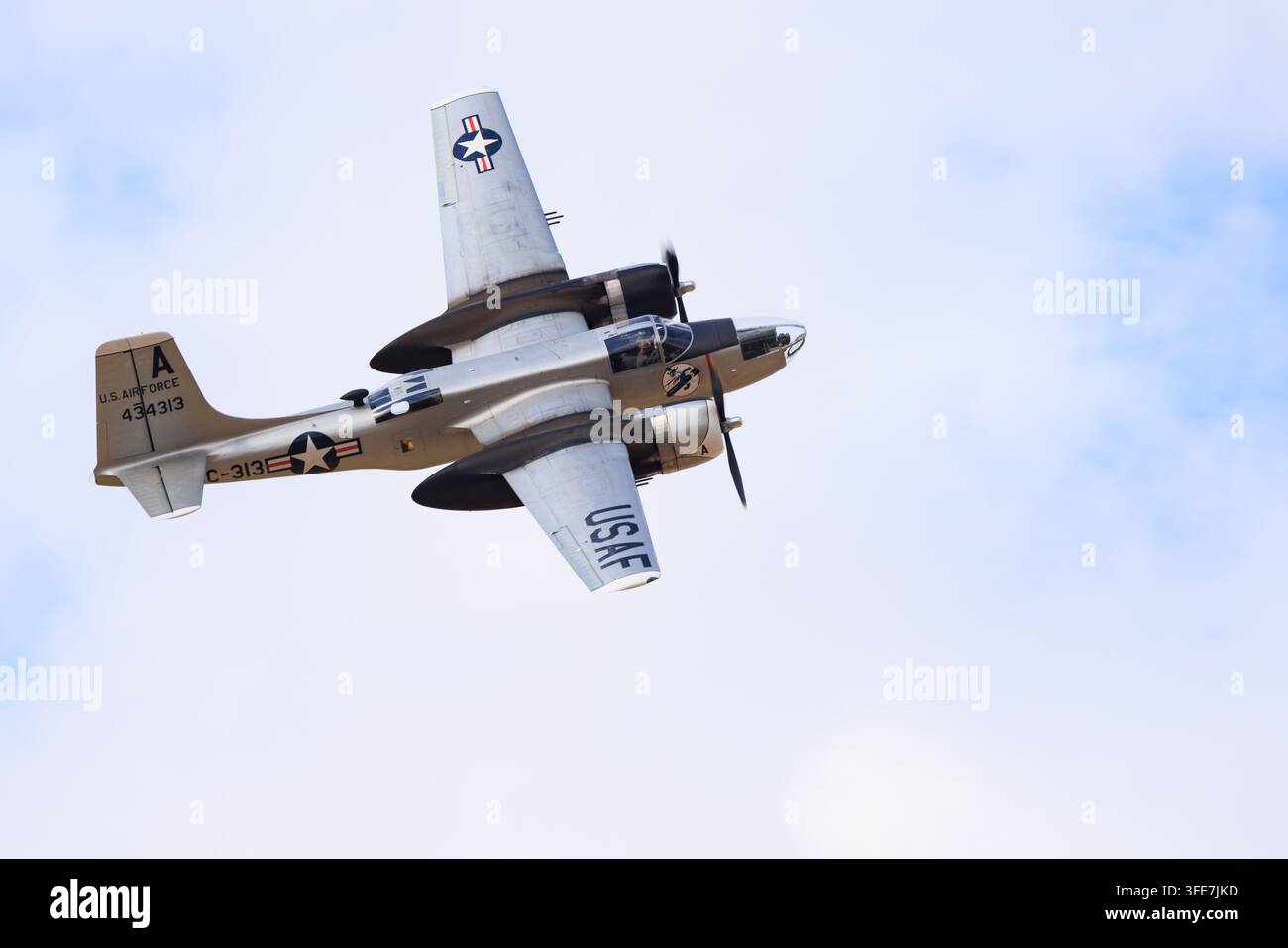 Douglas A-26B Invader N4313 en vol, arborant les marques USAAF comme 434313, Angleterre, 2026. Banque D'Images