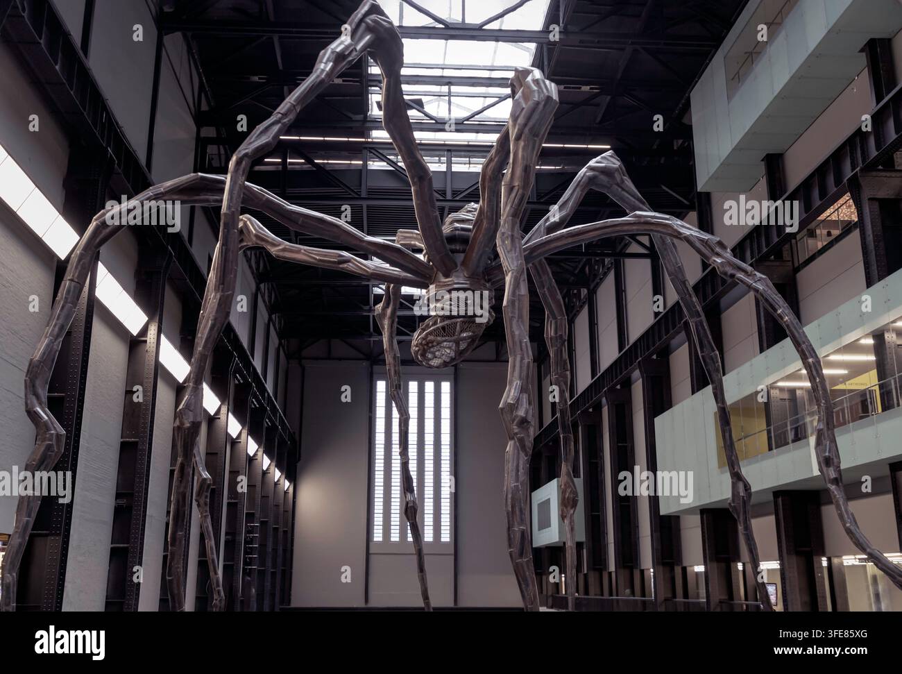 Londres, Royaume-Uni - 21 juillet 2025 - la grande sculpture d'araignée 'Maman' de Louise Bourgeois, une œuvre d'art emblématique exposée dans le turbine Hall de la Tate Modern Banque D'Images