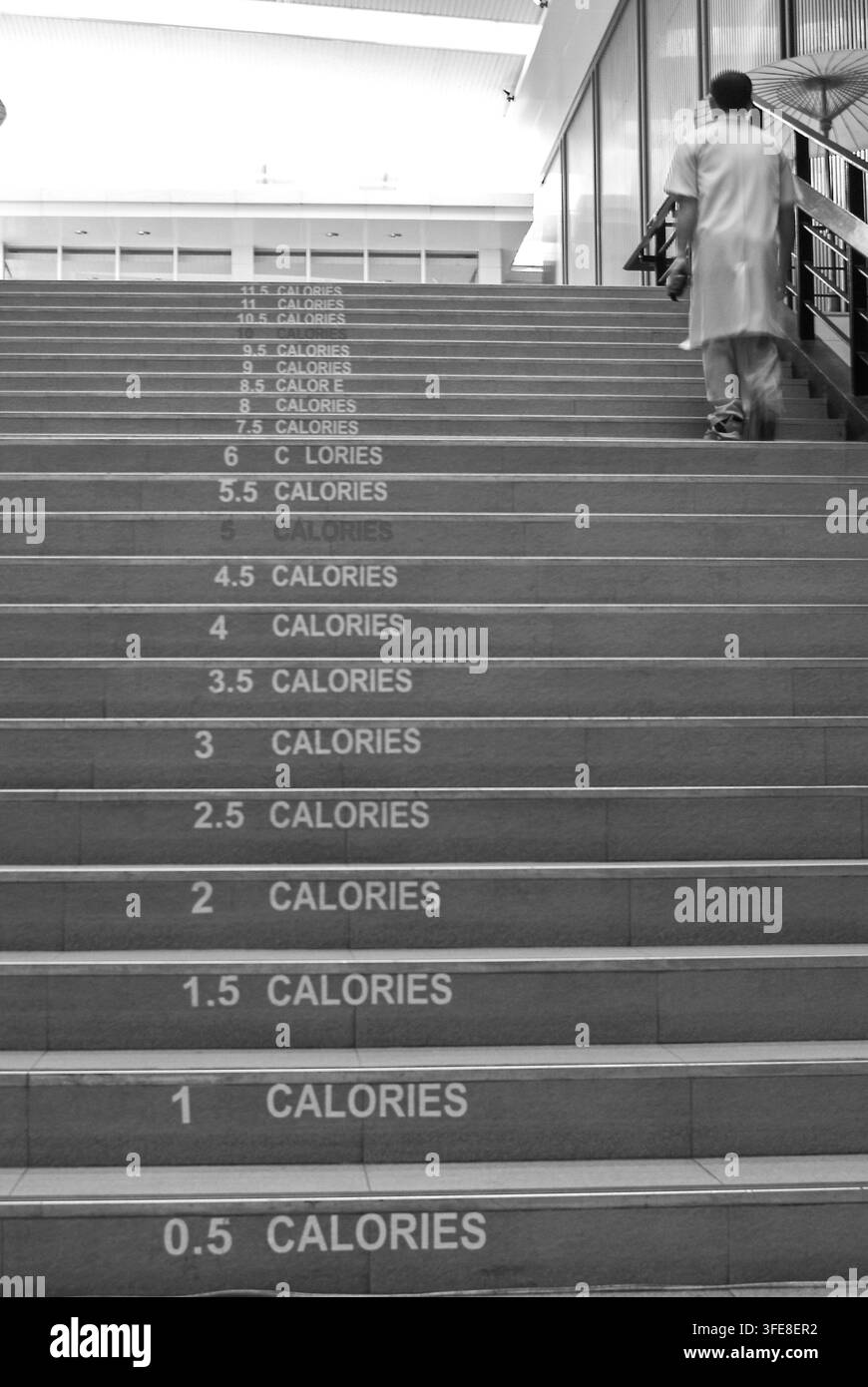 Escalier de l'hôpital international de Bangkok en Thaïlande marqué du nombre de calories brûlées en montant chaque marche. Banque D'Images