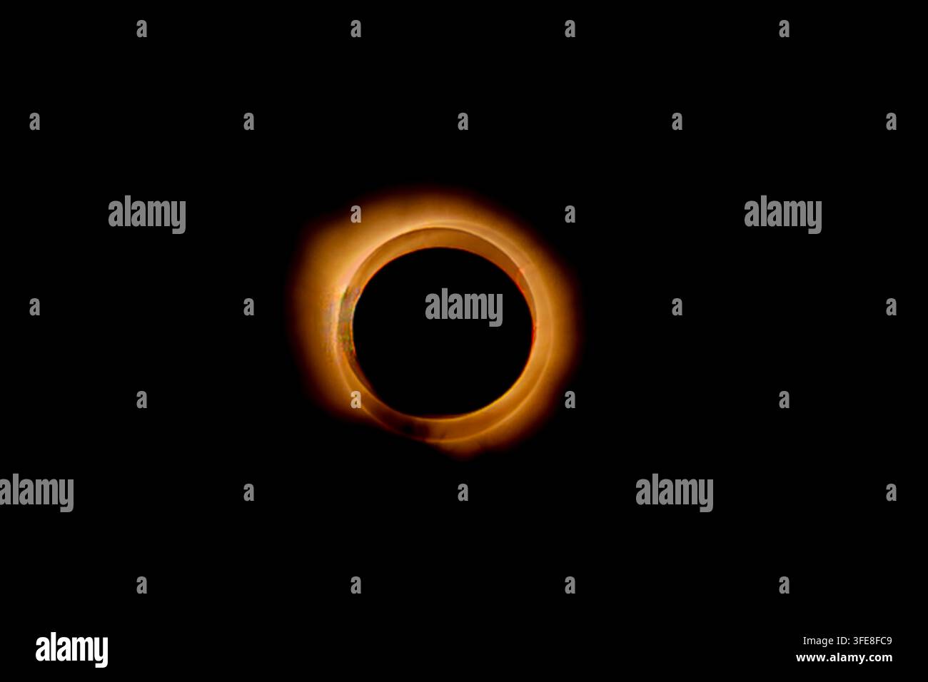 Éclipse solaire totale le 12 août 2026 en Espagne montrant la couronne solaire lumineuse et l'effet anneau de diamant contre un ciel sombre. Banque D'Images