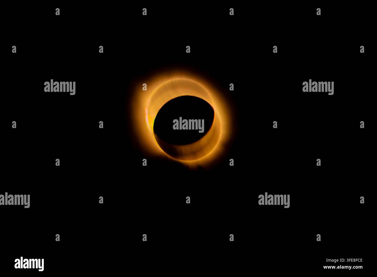Éclipse solaire totale le 12 août 2026 en Espagne montrant la couronne solaire lumineuse et l'effet anneau de diamant contre un ciel sombre. Banque D'Images