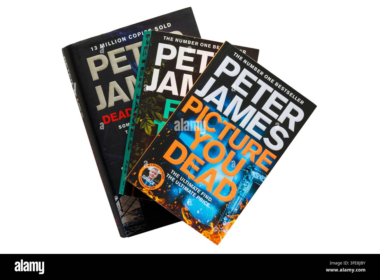 Sélection de livres de Peter James avec le livre „Picture You Dead“ au-dessus isolé sur fond blanc Banque D'Images