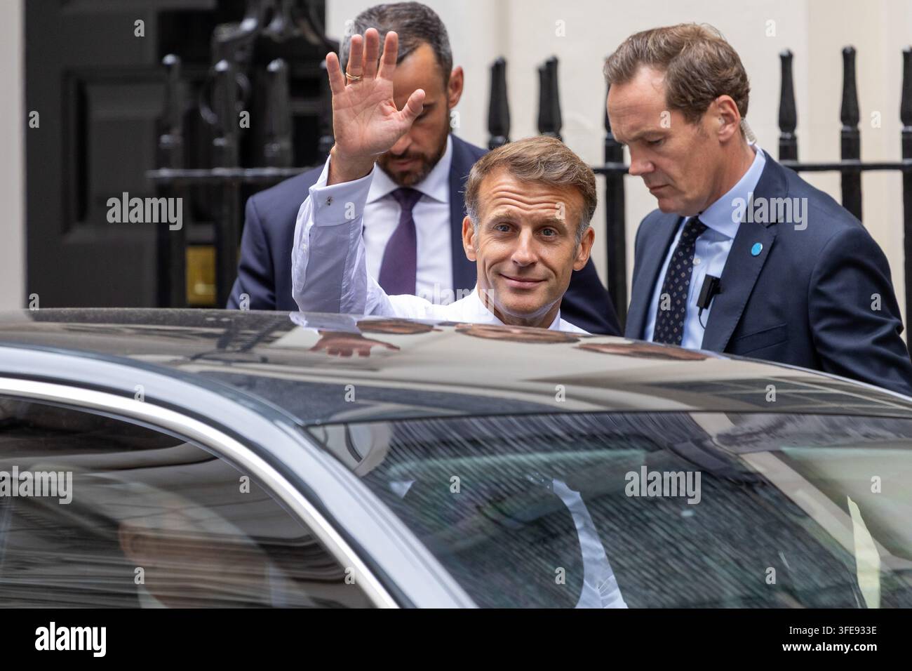 Londres, Royaume-Uni. 03 sep, 2026. Le président français Emmanuel Macron monte dans sa voiture, à Downing Street, après sa réunion avec le Premier ministre Andy Burnham Le président français Emmanuel Macron et la Première dame de France Brigitte Macron quittent le 10 Downing Street à Londres après une réunion et un déjeuner avec le Premier ministre britannique Andy Burnham et Marie-France van Heel (Photo de Phil Lewis/SOPA Images/Sipa USA) Credit: Sipa USA/Alamy Live News Banque D'Images