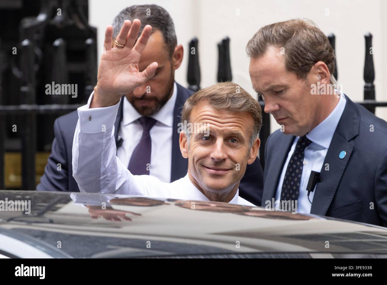 Londres, Royaume-Uni. 03 sep, 2026. Le président français Emmanuel Macron monte dans sa voiture, à Downing Street, après sa réunion avec le Premier ministre Andy Burnham Le président français Emmanuel Macron et la Première dame de France Brigitte Macron quittent le 10 Downing Street à Londres après une réunion et un déjeuner avec le Premier ministre britannique Andy Burnham et Marie-France van Heel (Photo de Phil Lewis/SOPA Images/Sipa USA) Credit: Sipa USA/Alamy Live News Banque D'Images