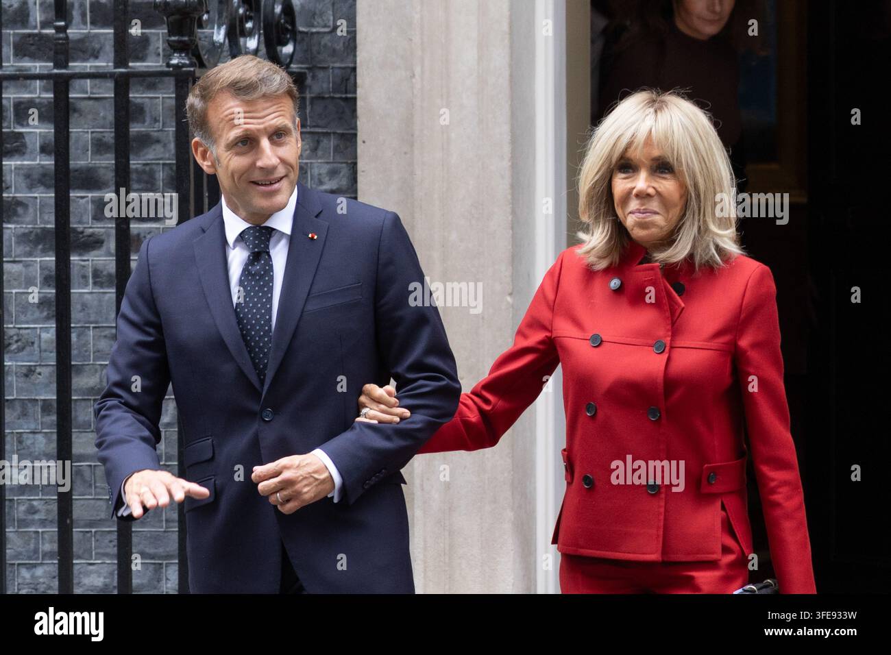 Londres, Royaume-Uni. 03 sep, 2026. Le président français Emmanuel Macron et la Première Dame de France Brigitte Macron quittent 10 Downing Street à Londres. Le président français Emmanuel Macron et la Première Dame de France Brigitte Macron quittent 10 Downing Street à Londres après une réunion et un déjeuner avec le Premier ministre britannique Andy Burnham et Marie-France van Heel (Photo de Phil Lewis/SOPA Images/Sipa USA) Credit: Sipa USA/Alamy Live News Banque D'Images