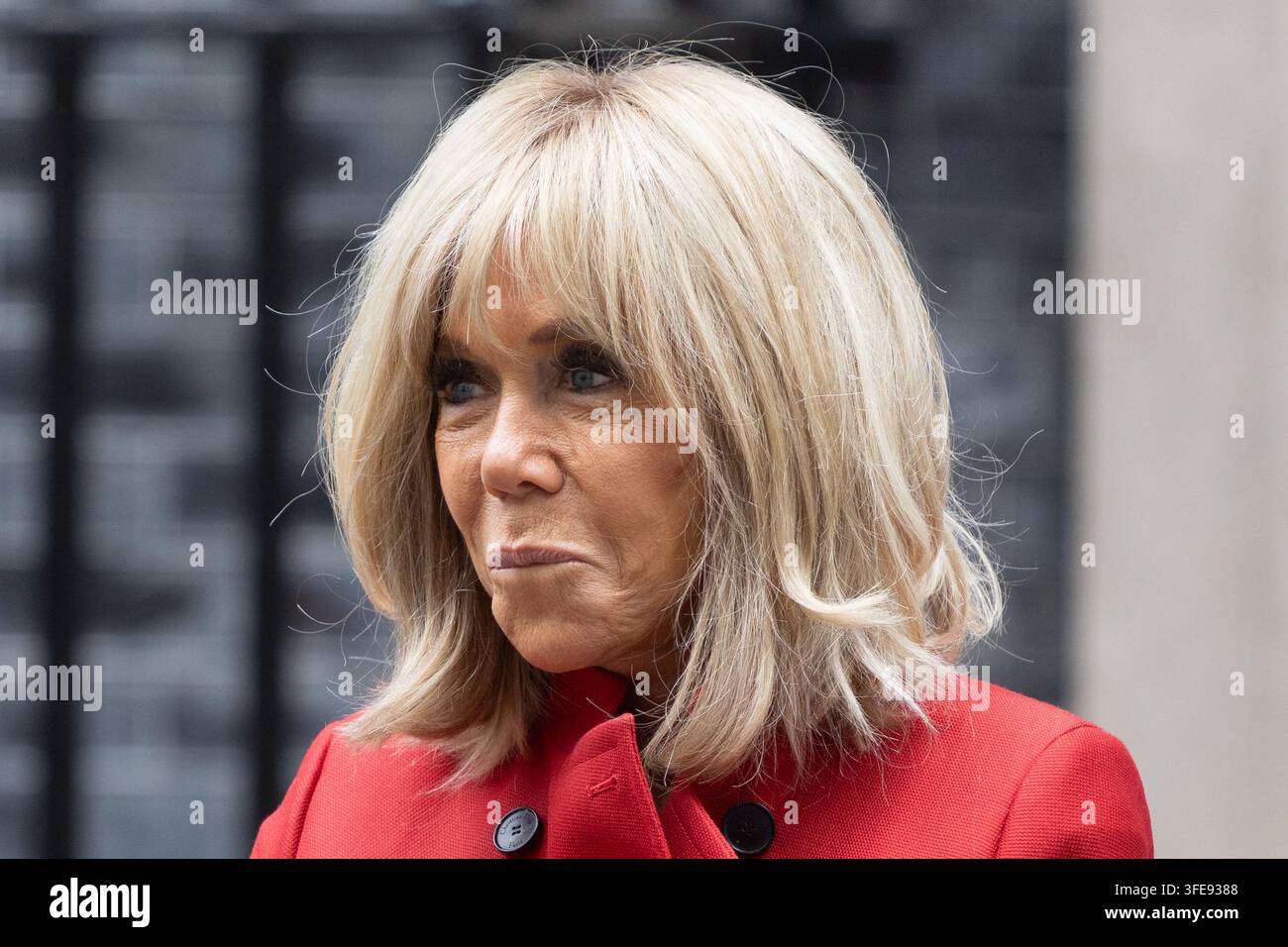 Londres, Royaume-Uni. 03 sep, 2026. La Première Dame de France Brigitte Macron quitte Downing Street et se tient à l'extérieur du 10 alors que le président Emmanuel Macron (non dans le cadre) parle aux médias Le président français Emmanuel Macron et la Première Dame de France Brigitte Macron quittent 10 Downing Street à Londres après une réunion et un déjeuner avec le Premier ministre britannique Andy Burnham et Marie-France van Heel (Photo de Phil Lewis/SOPA Images/Sipa USA) Crédit : Sipa USA/Alamy Live News Banque D'Images