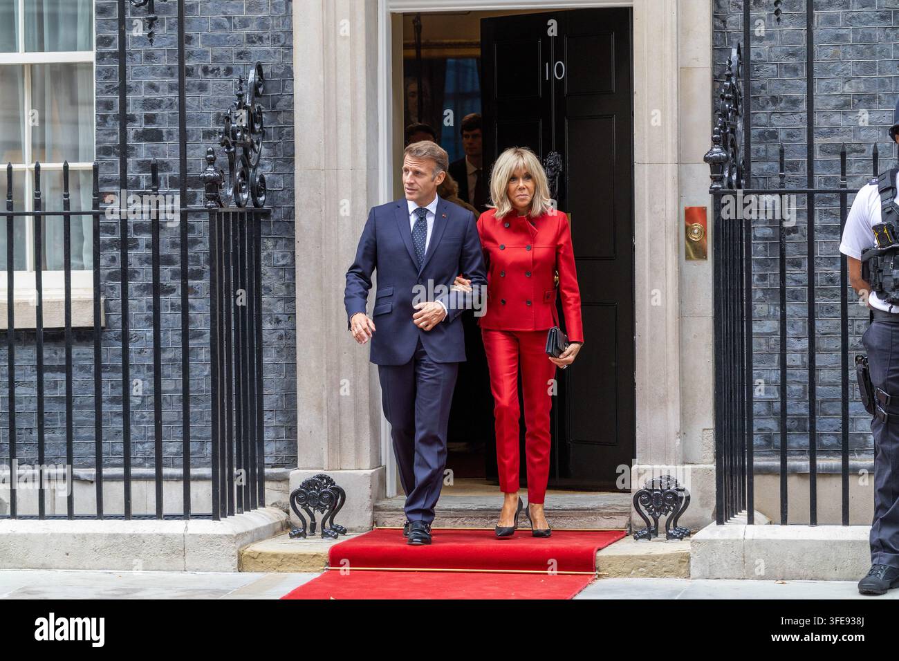 Londres, Royaume-Uni. 03 sep, 2026. Le président français Emmanuel Macron et la Première Dame de France Brigitte Macron quittent 10 Downing Street à Londres. Le président français Emmanuel Macron et la Première Dame de France Brigitte Macron quittent 10 Downing Street à Londres après une réunion et un déjeuner avec le Premier ministre britannique Andy Burnham et Marie-France van Heel (Photo de Phil Lewis/SOPA Images/Sipa USA) Credit: Sipa USA/Alamy Live News Banque D'Images