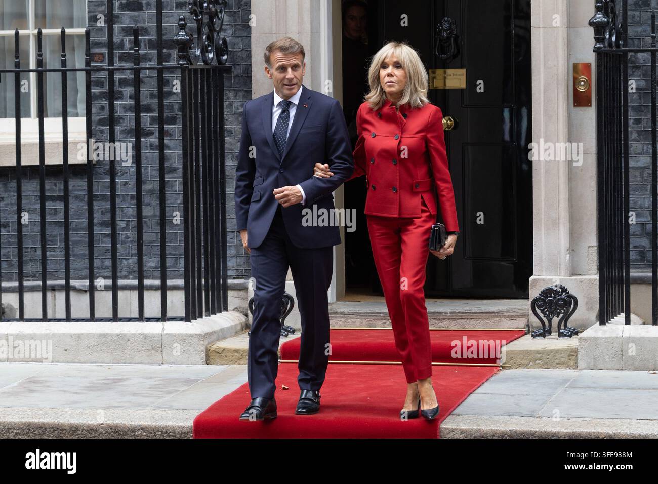 Londres, Royaume-Uni. 03 sep, 2026. Le président français Emmanuel Macron et la Première Dame de France Brigitte Macron quittent 10 Downing Street à Londres. Le président français Emmanuel Macron et la Première Dame de France Brigitte Macron quittent 10 Downing Street à Londres après une réunion et un déjeuner avec le Premier ministre britannique Andy Burnham et Marie-France van Heel (Photo de Phil Lewis/SOPA Images/Sipa USA) Credit: Sipa USA/Alamy Live News Banque D'Images