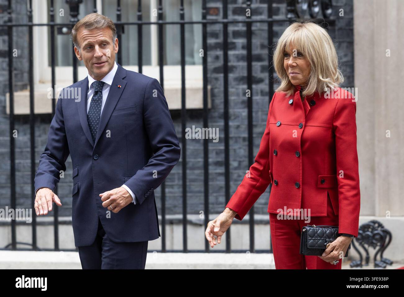 Londres, Royaume-Uni. 03 sep, 2026. Le président français Emmanuel Macron et la Première Dame de France Brigitte Macron quittent 10 Downing Street à Londres. Le président français Emmanuel Macron et la Première Dame de France Brigitte Macron quittent 10 Downing Street à Londres après une réunion et un déjeuner avec le Premier ministre britannique Andy Burnham et Marie-France van Heel (Photo de Phil Lewis/SOPA Images/Sipa USA) Credit: Sipa USA/Alamy Live News Banque D'Images