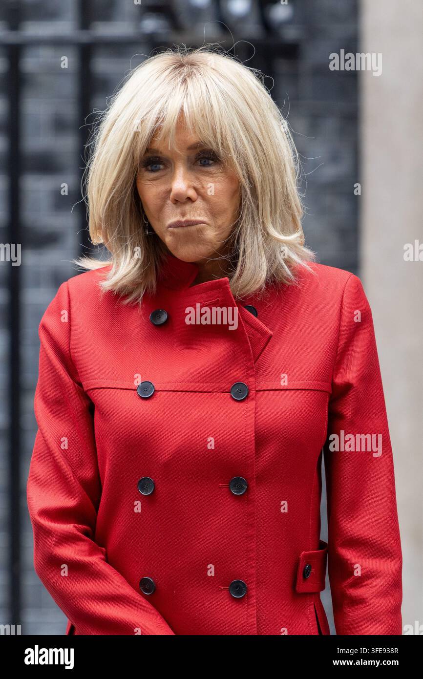 Londres, Royaume-Uni. 03 sep, 2026. La Première Dame de France Brigitte Macron quitte Downing Street et se tient à l'extérieur du 10 alors que le président Emmanuel Macron (non dans le cadre) parle aux médias Le président français Emmanuel Macron et la Première Dame de France Brigitte Macron quittent 10 Downing Street à Londres après une réunion et un déjeuner avec le Premier ministre britannique Andy Burnham et Marie-France van Heel (Photo de Phil Lewis/SOPA Images/Sipa USA) Crédit : Sipa USA/Alamy Live News Banque D'Images