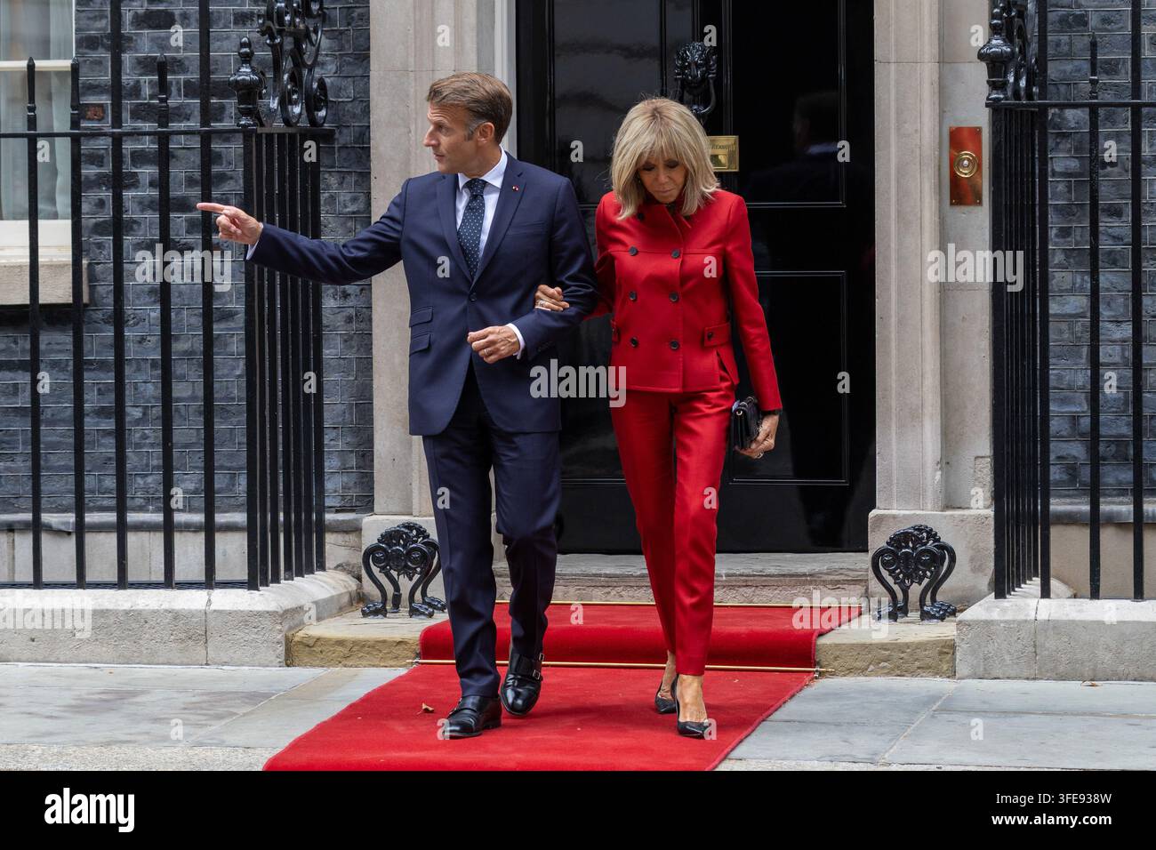 Londres, Royaume-Uni. 03 sep, 2026. Le président français Emmanuel Macron et la Première Dame de France Brigitte Macron quittent 10 Downing Street à Londres. Le président français Emmanuel Macron et la Première Dame de France Brigitte Macron quittent 10 Downing Street à Londres après une réunion et un déjeuner avec le Premier ministre britannique Andy Burnham et Marie-France van Heel (Photo de Phil Lewis/SOPA Images/Sipa USA) Credit: Sipa USA/Alamy Live News Banque D'Images
