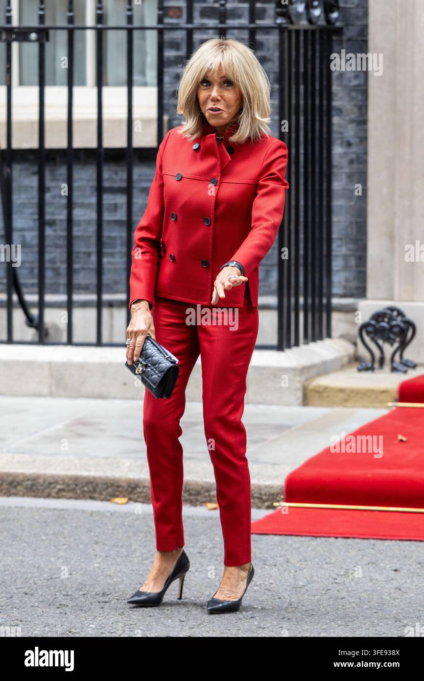 Londres, Royaume-Uni. 03 sep, 2026. La Première Dame de France Brigitte Macron quitte Downing Street et se tient à l'extérieur du 10 alors que le président Emmanuel Macron (non dans le cadre) parle aux médias Le président français Emmanuel Macron et la Première Dame de France Brigitte Macron quittent 10 Downing Street à Londres après une réunion et un déjeuner avec le Premier ministre britannique Andy Burnham et Marie-France van Heel (Photo de Phil Lewis/SOPA Images/Sipa USA) Crédit : Sipa USA/Alamy Live News Banque D'Images
