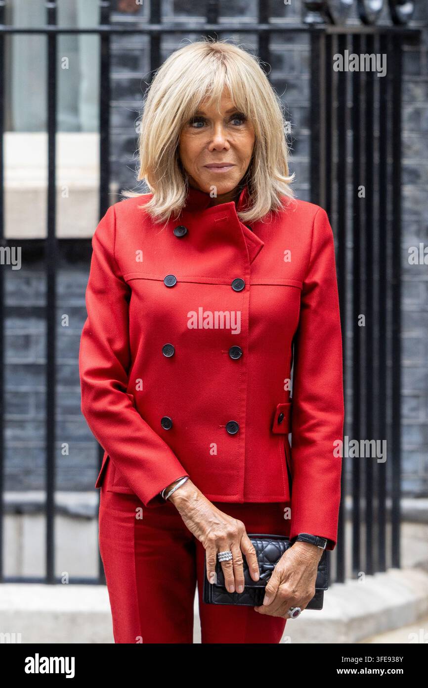 Londres, Royaume-Uni. 03 sep, 2026. La Première Dame de France Brigitte Macron quitte Downing Street et se tient à l'extérieur du 10 alors que le président Emmanuel Macron (non dans le cadre) parle aux médias Le président français Emmanuel Macron et la Première Dame de France Brigitte Macron quittent 10 Downing Street à Londres après une réunion et un déjeuner avec le Premier ministre britannique Andy Burnham et Marie-France van Heel (Photo de Phil Lewis/SOPA Images/Sipa USA) Crédit : Sipa USA/Alamy Live News Banque D'Images