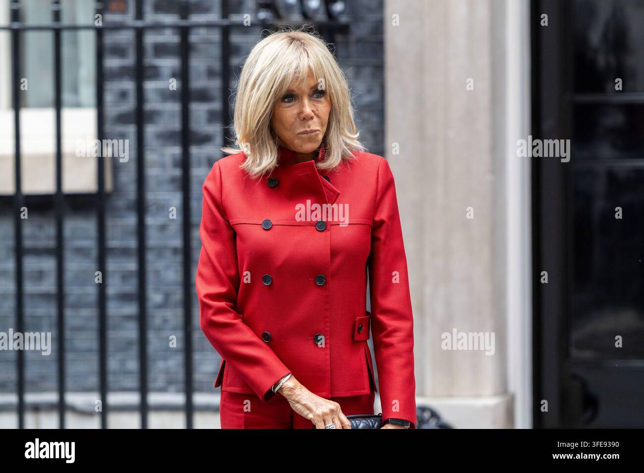 Londres, Royaume-Uni. 03 sep, 2026. La Première Dame de France Brigitte Macron quitte Downing Street et se tient à l'extérieur du 10 alors que le président Emmanuel Macron (non dans le cadre) parle aux médias Le président français Emmanuel Macron et la Première Dame de France Brigitte Macron quittent 10 Downing Street à Londres après une réunion et un déjeuner avec le Premier ministre britannique Andy Burnham et Marie-France van Heel (Photo de Phil Lewis/SOPA Images/Sipa USA) Crédit : Sipa USA/Alamy Live News Banque D'Images