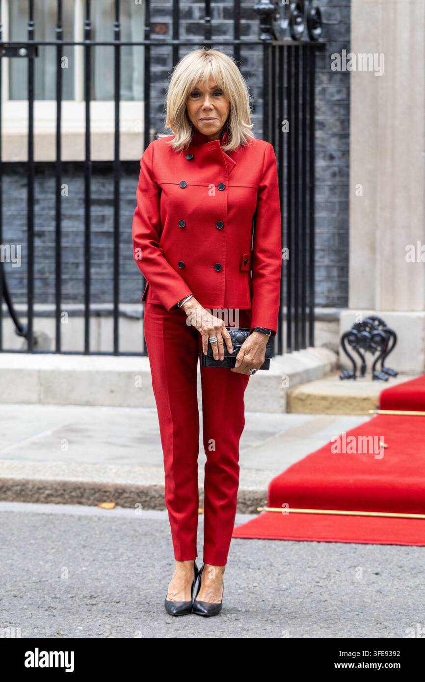 Londres, Royaume-Uni. 03 sep, 2026. La Première Dame de France Brigitte Macron quitte Downing Street et se tient à l'extérieur du 10 alors que le président Emmanuel Macron (non dans le cadre) parle aux médias Le président français Emmanuel Macron et la Première Dame de France Brigitte Macron quittent 10 Downing Street à Londres après une réunion et un déjeuner avec le Premier ministre britannique Andy Burnham et Marie-France van Heel (Photo de Phil Lewis/SOPA Images/Sipa USA) Crédit : Sipa USA/Alamy Live News Banque D'Images